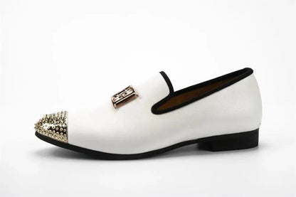 Herren-Slipper aus weißem Leder – Party- und Hochzeits-Abendschuhe mit goldener Zehenpartie und Metalldetails