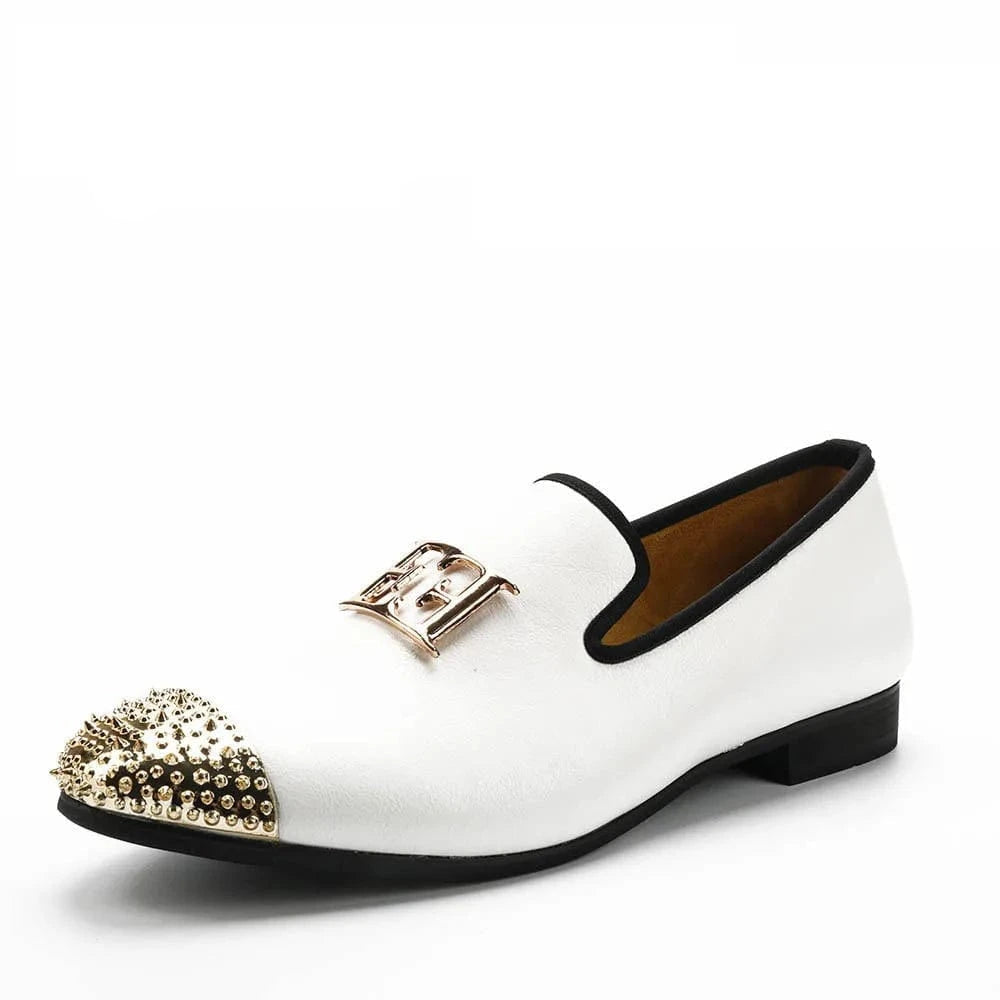 Herren-Slipper aus weißem Leder – Party- und Hochzeits-Abendschuhe mit goldener Zehenpartie und Metalldetails