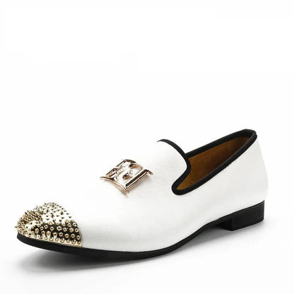 Herren-Slipper aus weißem Leder – Party- und Hochzeits-Abendschuhe mit goldener Zehenpartie und Metalldetails