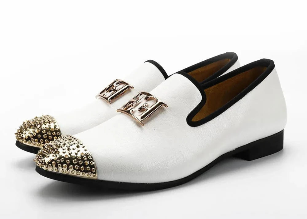 Herren-Slipper aus weißem Leder – Party- und Hochzeits-Abendschuhe mit goldener Zehenpartie und Metalldetails