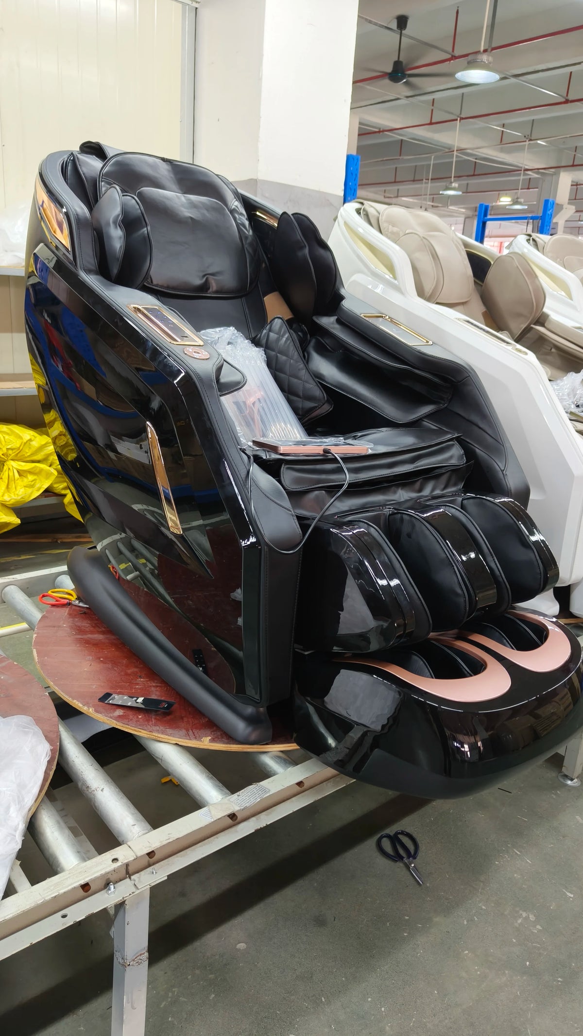 Electric 4d 3d zero Gravity Full Body Stretching Massage Chair Full Body Massager Price