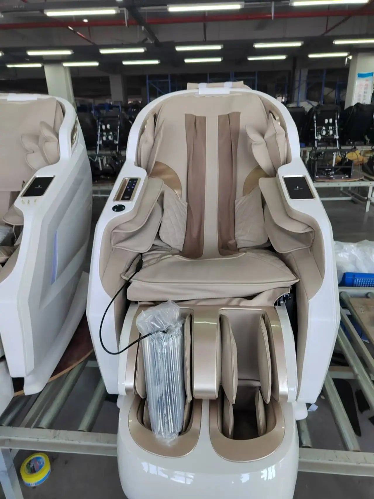 Luxuriöser elektrischer 4D-Massagesessel Zero Gravity SL-Track & Wärmetherapie Ganzkörper-Airbag Yoga Stretching Shiatsu-Liegesessel Massage