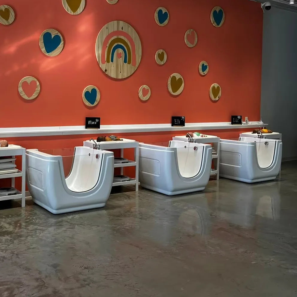 Freistehende Kinderbadewanne mit Temperaturregelung und Massagefunktion, geeignet für Spas und Wellnesszentren.