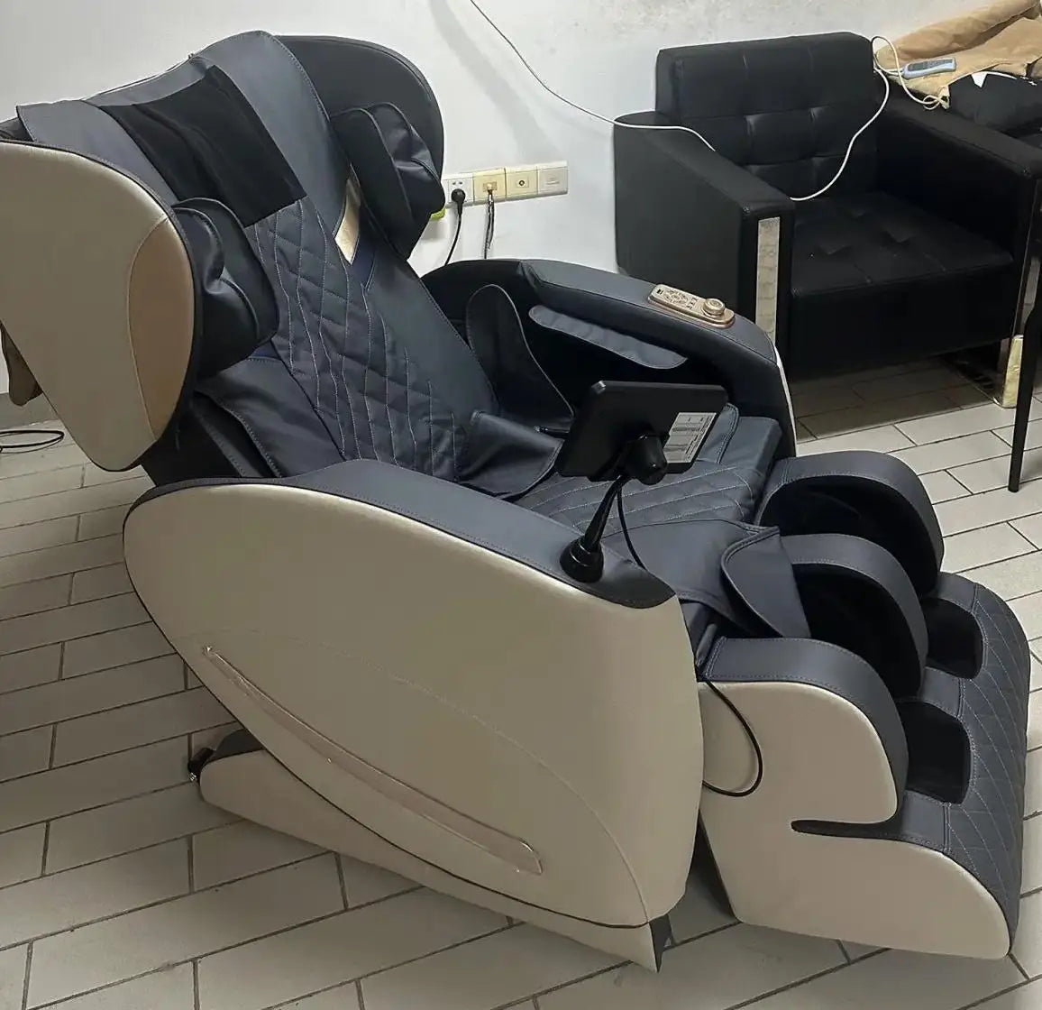 2025 4D-Massagesessel Ganzkörper-Massagesessel mit Schwerelosigkeit, verlängerter Fußstütze, SL-Schiene, Yoga-Stretch, Fußrollen und Heizung