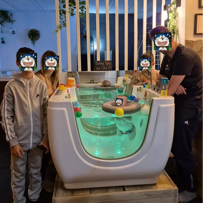 Freistehende Kinderbadewanne mit Temperaturregelung und Massagefunktion, geeignet für Spas und Wellnesszentren.