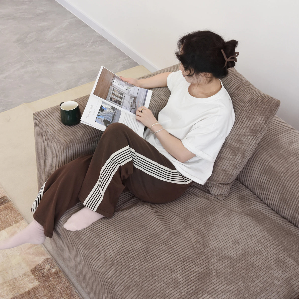 Modernes Cord-Sofa mit 4 Kissen, 102