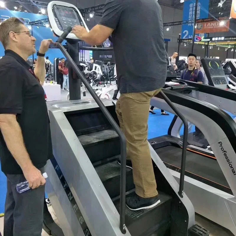 Cardio-Training Fitnessstudio Treppenlaufen Übung Stairmaster Stepper Gerät Stepmill-Maschine