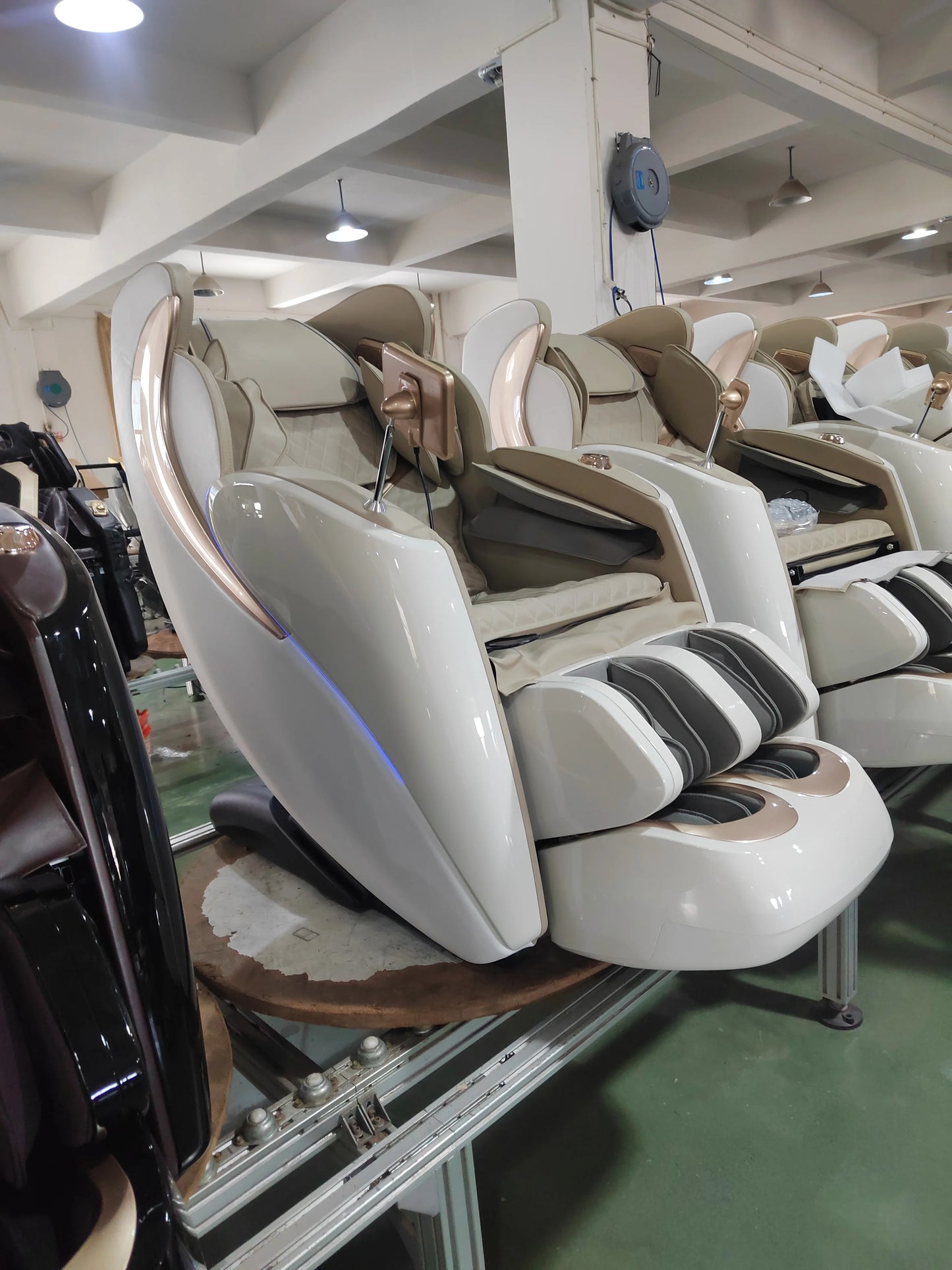 2025 Newest massage chair luxury 4D zero gravity Dual-core Full body Airbag Shiatsu Heating 3D Thai Stretch home Office chair