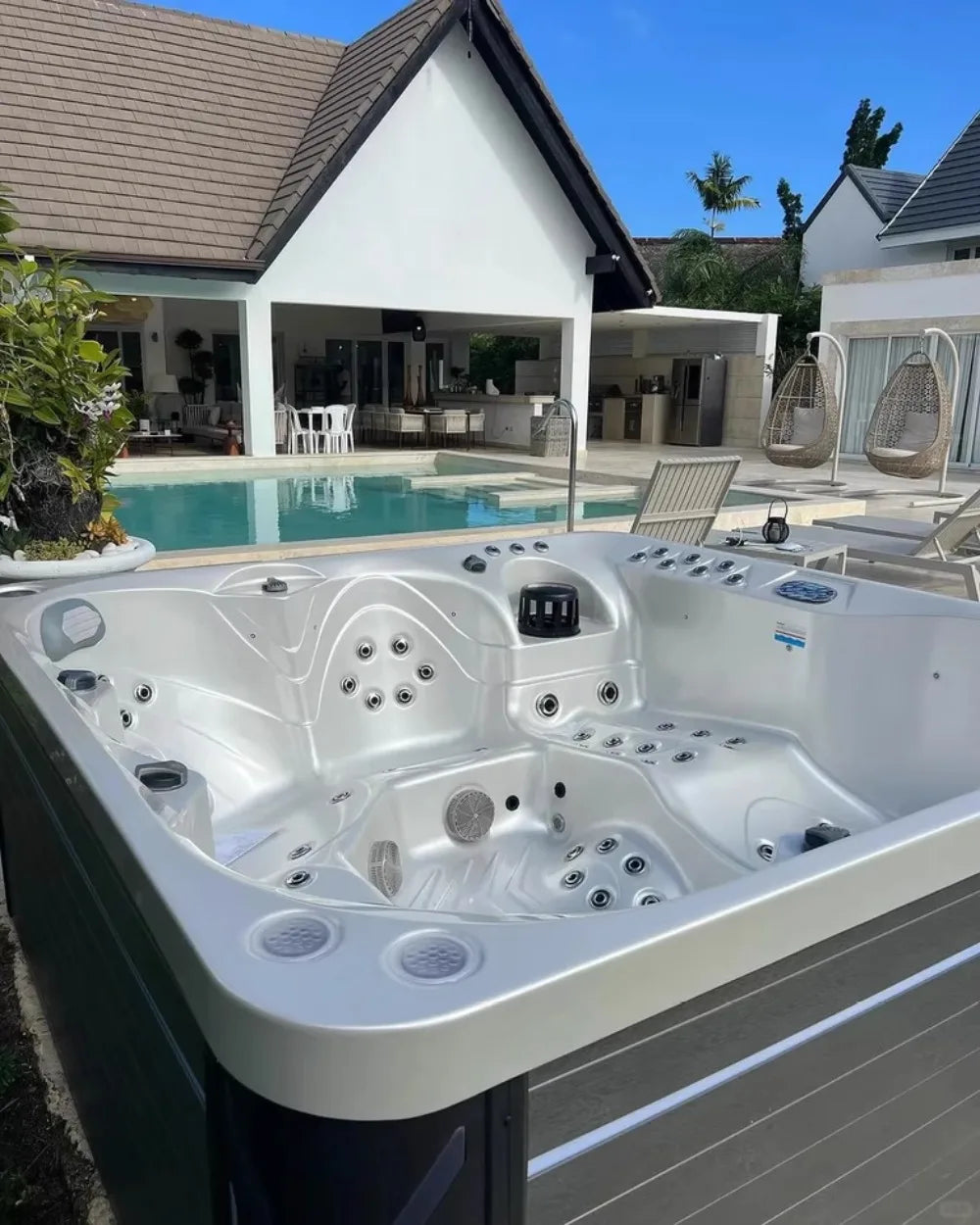 Luxuriöser beheizter Outdoor-Whirlpool 2,1 x 2,1 x 0,9 m für 5 Personen gleichzeitig, geeignet für Terrassen und Hotels FOB