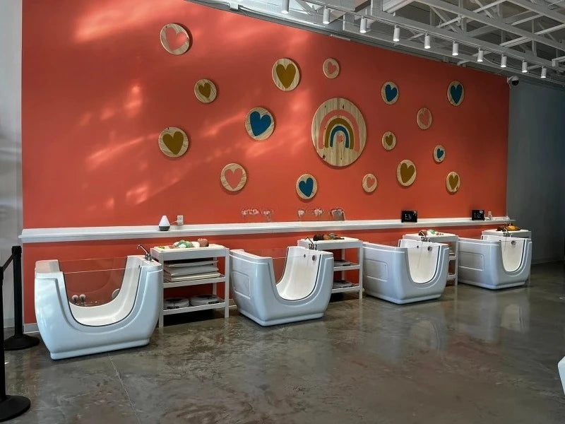 Freistehende Kinderbadewanne mit Temperaturregelung und Massagefunktion, geeignet für Spas und Wellnesszentren.