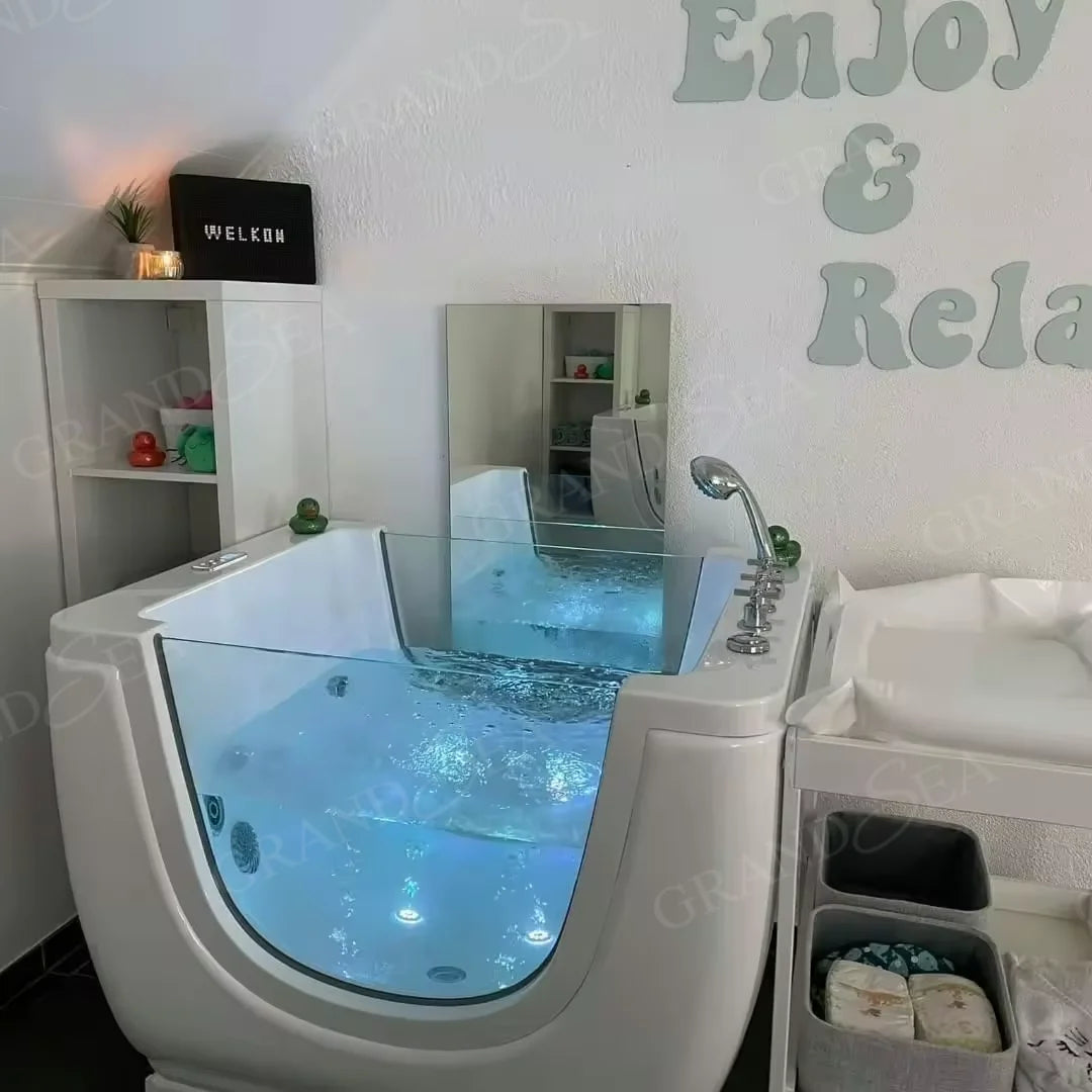 Freistehende Kinderbadewanne mit Temperaturregelung und Massagefunktion, geeignet für Spas und Wellnesszentren.