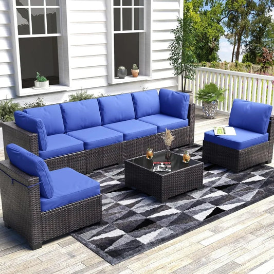 7-teiliges Gartenmöbelset mit PE-Rattan-Sofa, dick gepolstertem Rattan-Set mit Glasplatte und Kaffeetisch