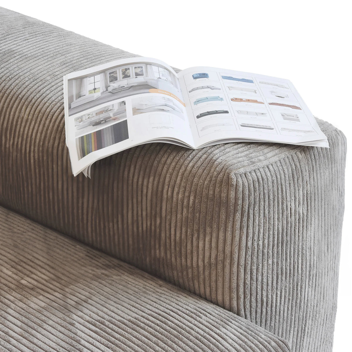 Modernes Cord-Sofa mit 4 Kissen, 102