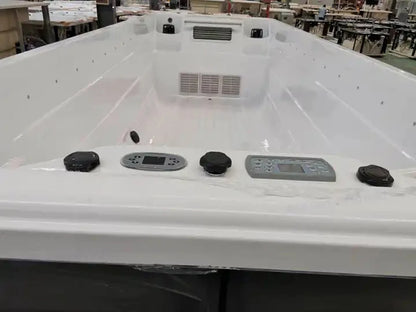 Großer freistehender Holzrahmen außen mit Massage-Whirlpools großem Schwimmbecken Whirlpool Außenbadewanne
