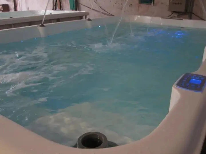 Großer freistehender Holzrahmen außen mit Massage-Whirlpools großem Schwimmbecken Whirlpool Außenbadewanne