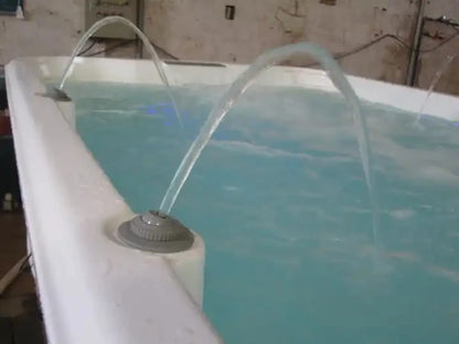 Großer freistehender Holzrahmen außen mit Massage-Whirlpools großem Schwimmbecken Whirlpool Außenbadewanne