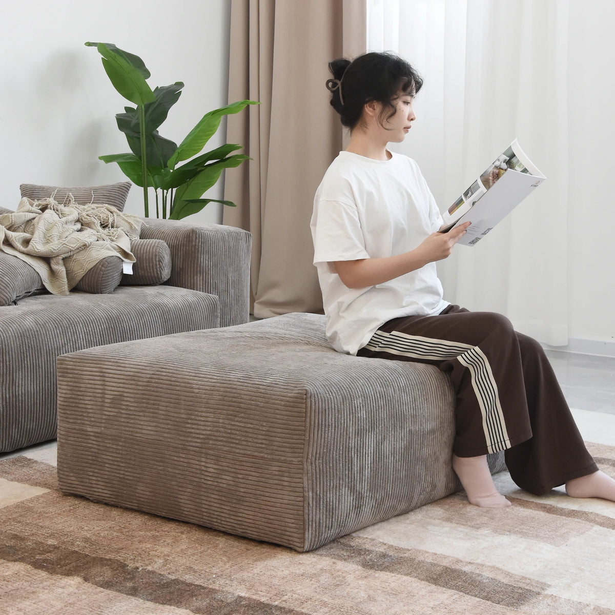 Modernes Cord-Sofa mit 4 Kissen, 102