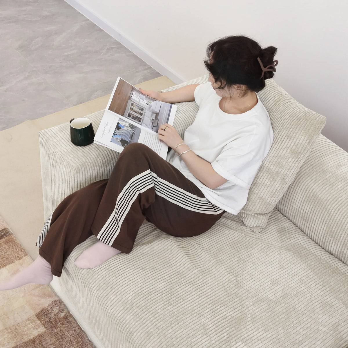 Modernes Cord-Sofa mit 4 Kissen, 102