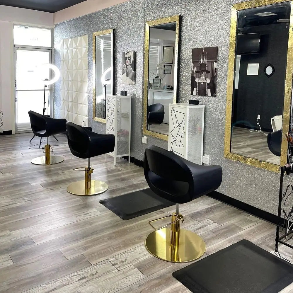 Stylischer schwarzer Stuhl mit goldenem Sockel für Friseursalons und Barbershops
