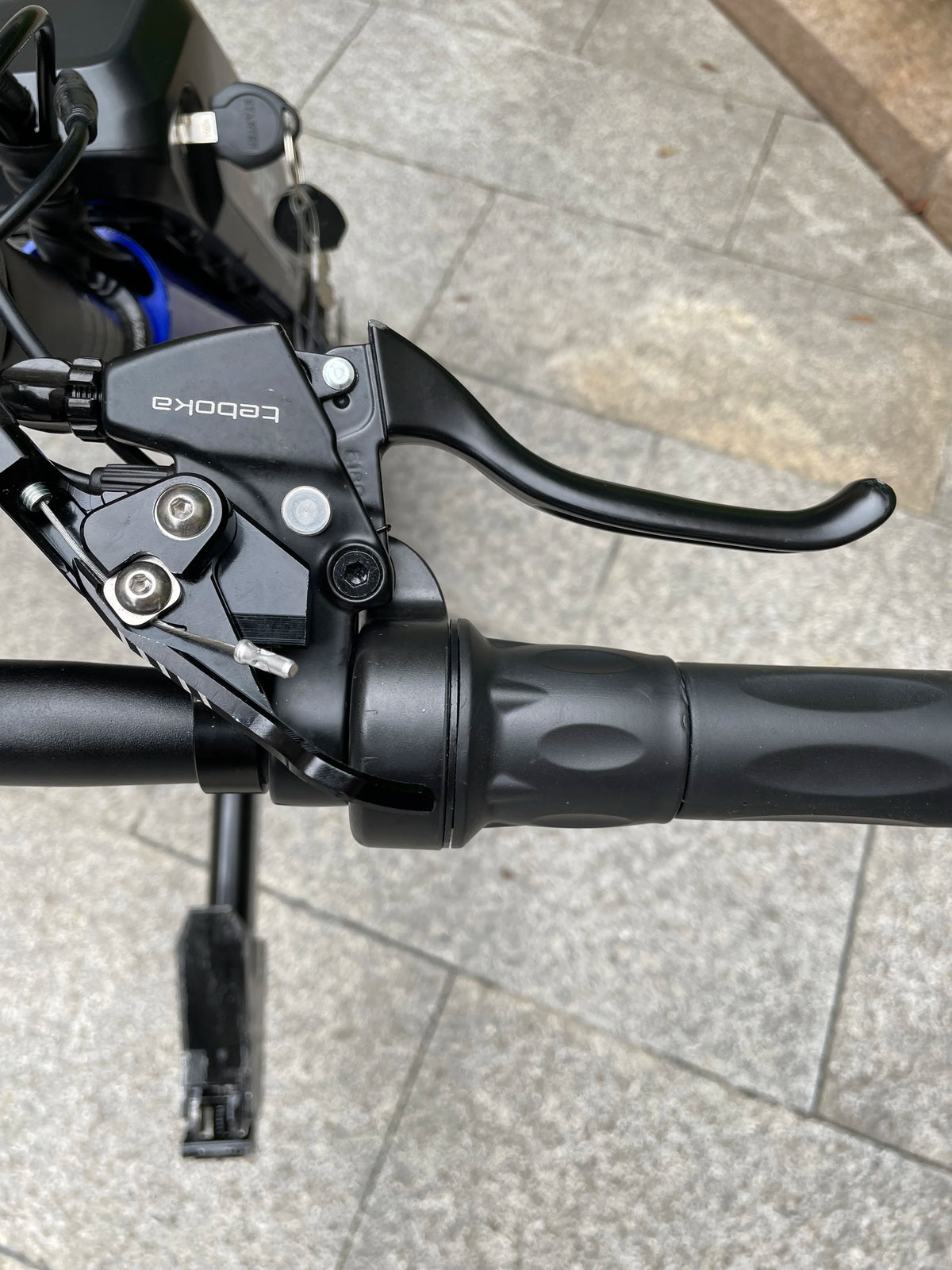 Handcycle électrique léger et attachable 12,8 Ah 500 W pour le sport/pliable