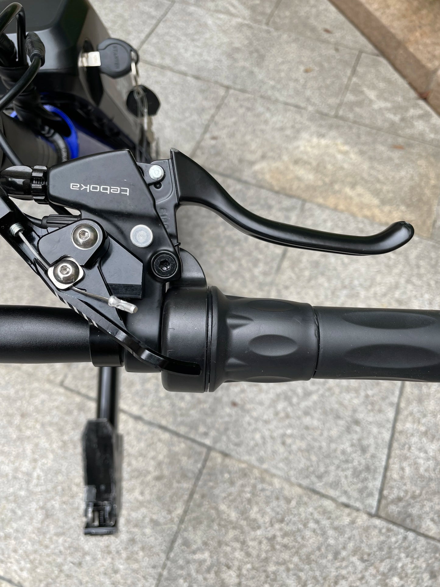 Handcycle électrique léger et attachable 12,8 Ah 500 W pour le sport/pliable